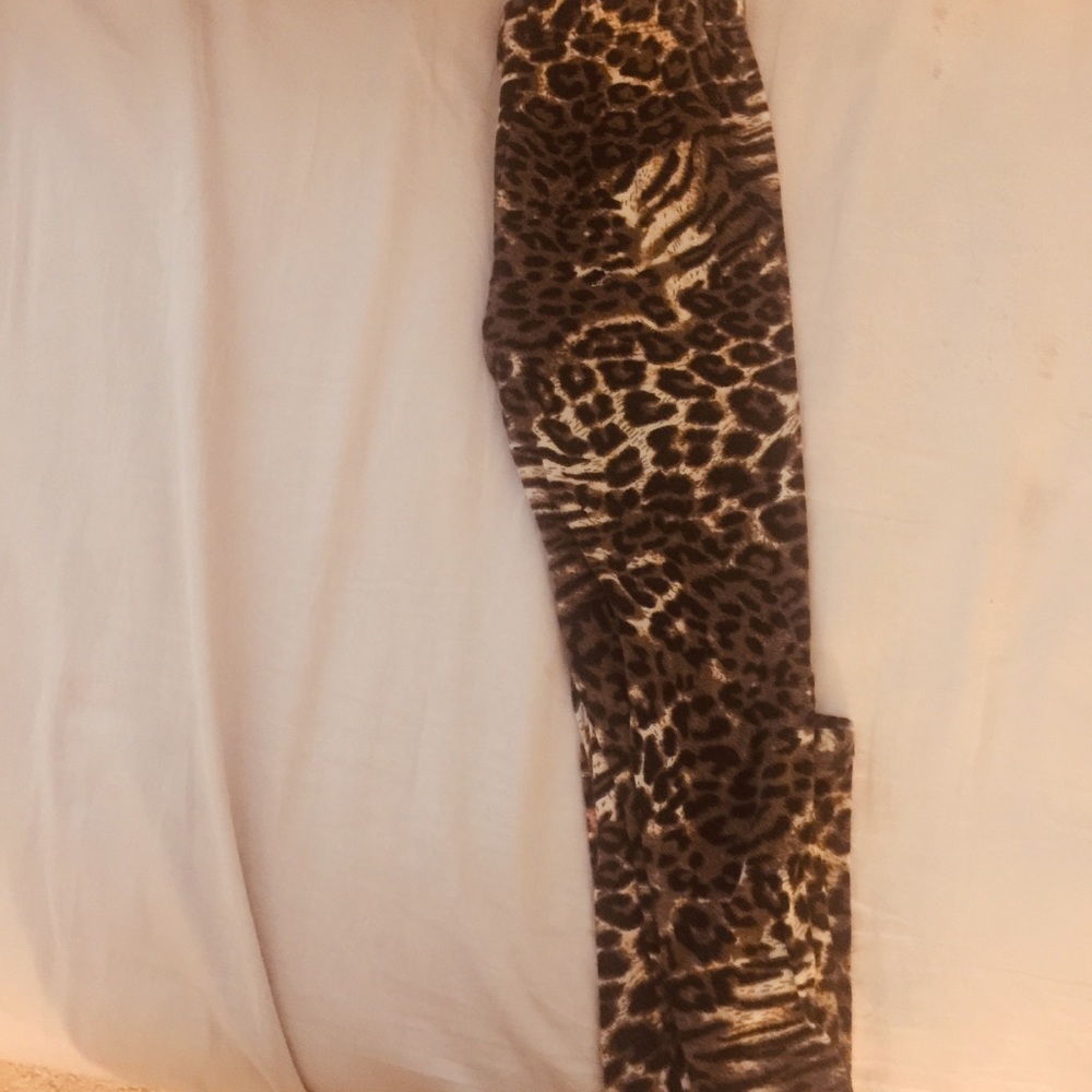 Animal print cheetah leggings .